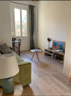 Studio Nice Le Palais, avec cuisine et espace repas séparés, dans immeuble niçois, Port de Nice, Vieux Nice, Place du pin et Garibaldi, Colline du château, à 2 minutes de la promenade des Anglais